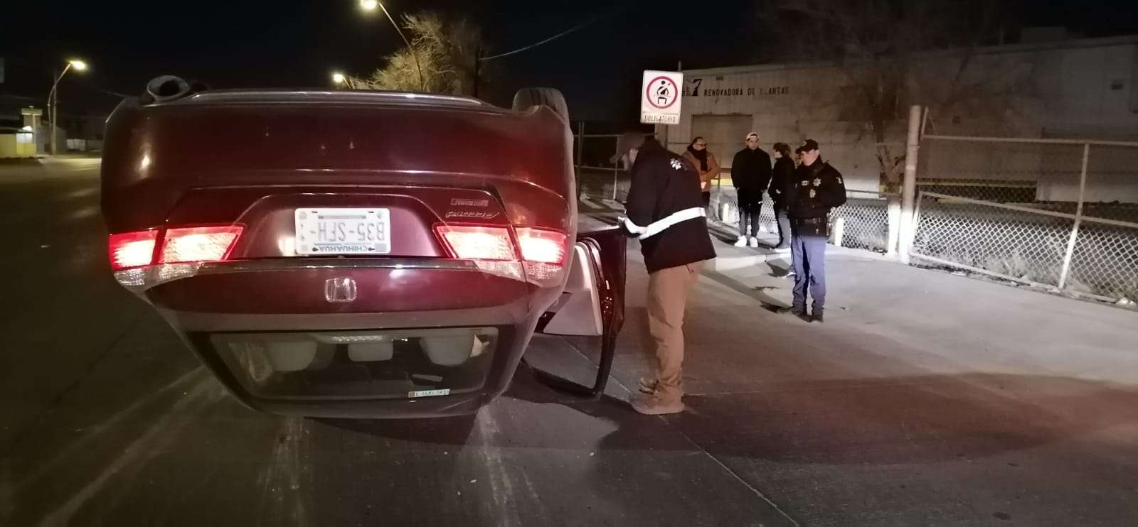 Pierde el control al manejar y vuelca su auto en la Gómez Morín | El Bordo