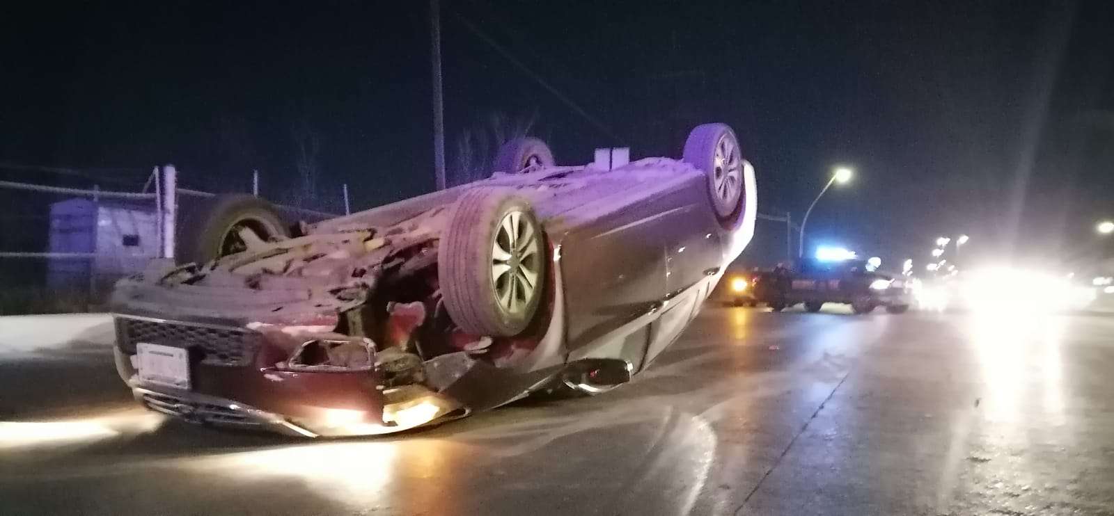 Pierde el control al manejar y vuelca su auto en la Gómez Morín | El Bordo