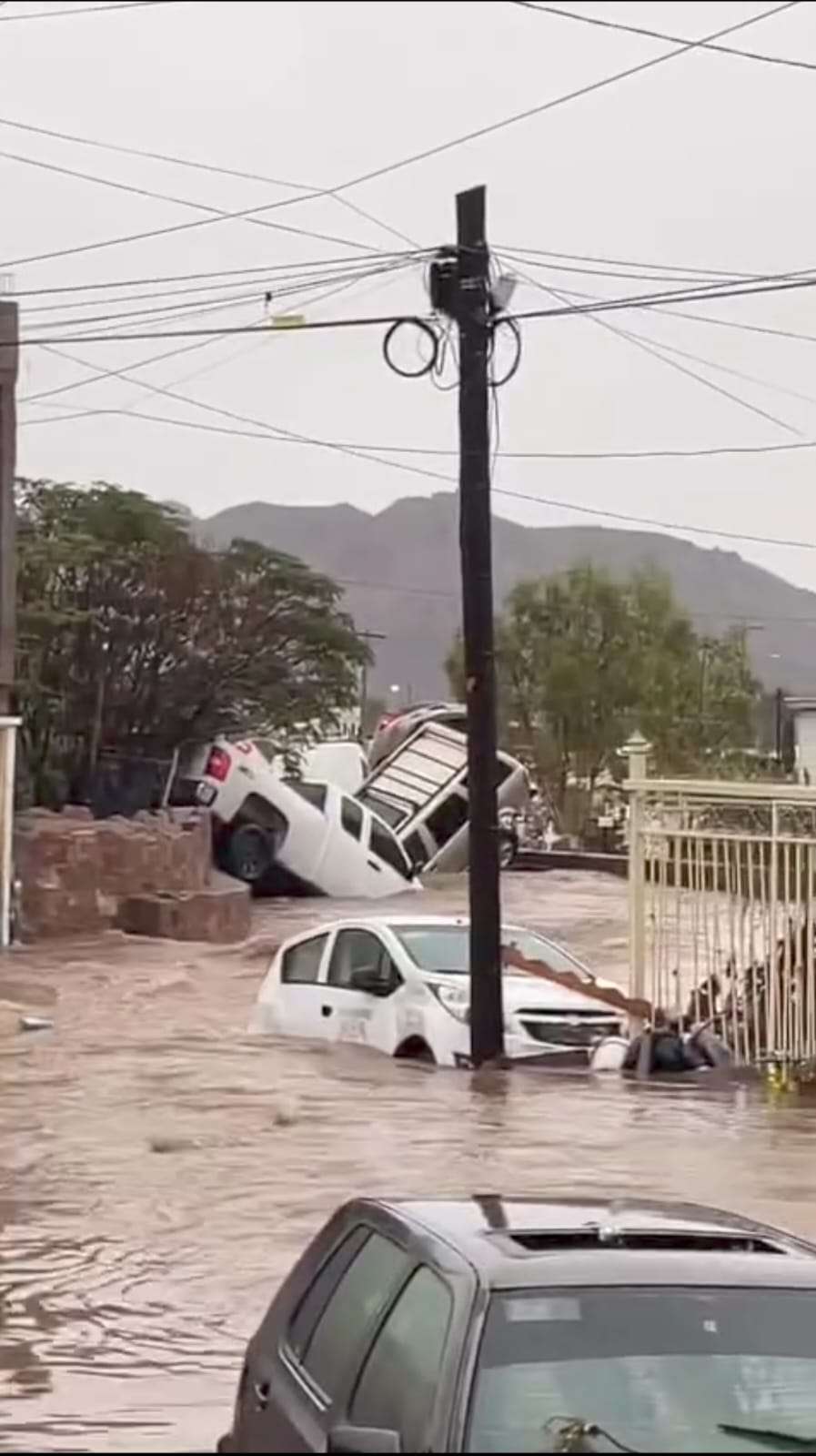 Arrastra fuerte corriente vehículos en la colonia El Porvenir II
