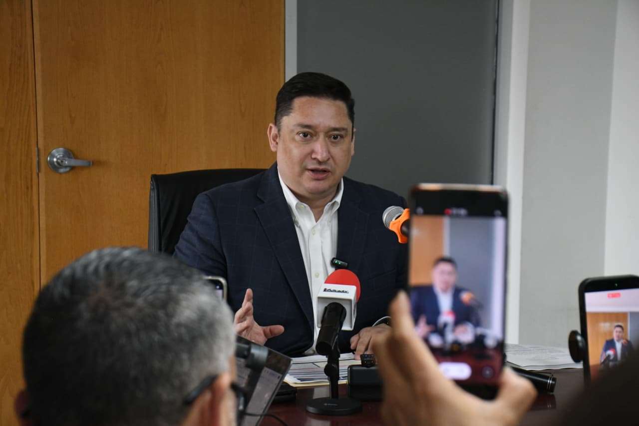 No quieren fortalecer la democracia, quieren permanecer en el poder: Diputado