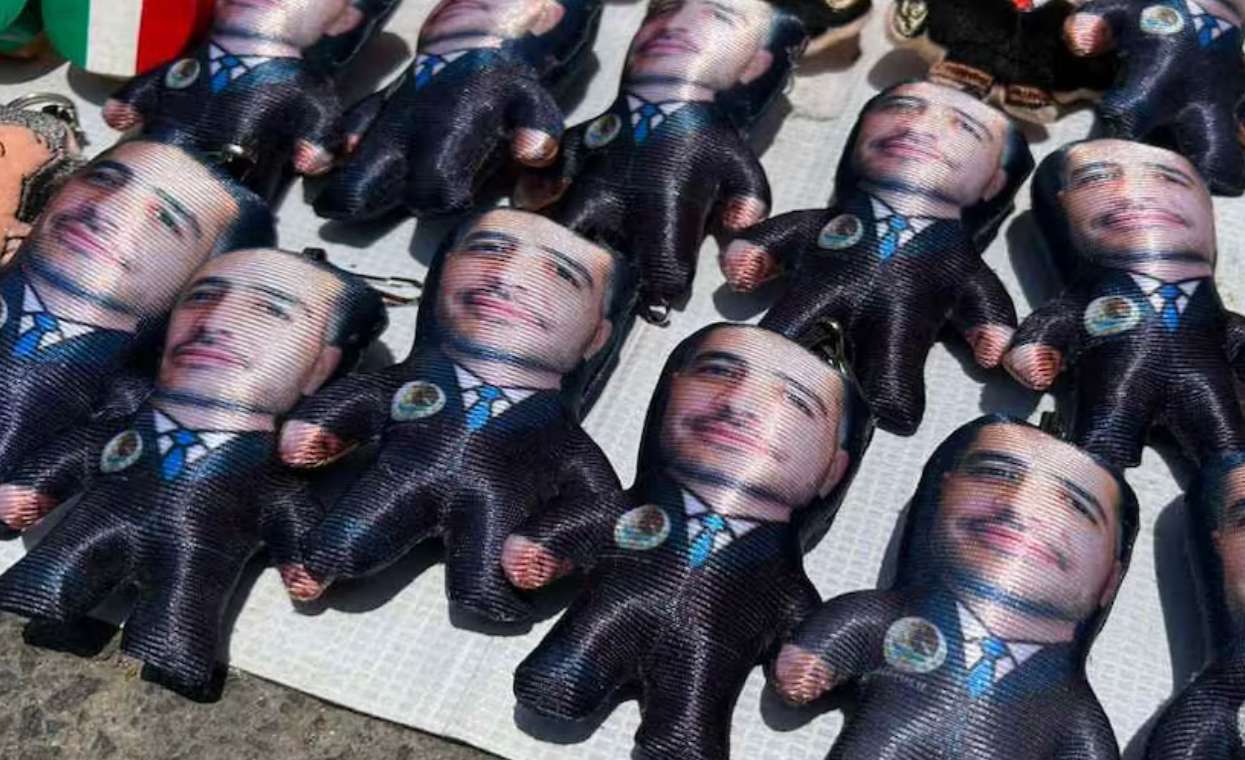 Comercializan artículos con la imagen de García Harfuch en evento de Morena