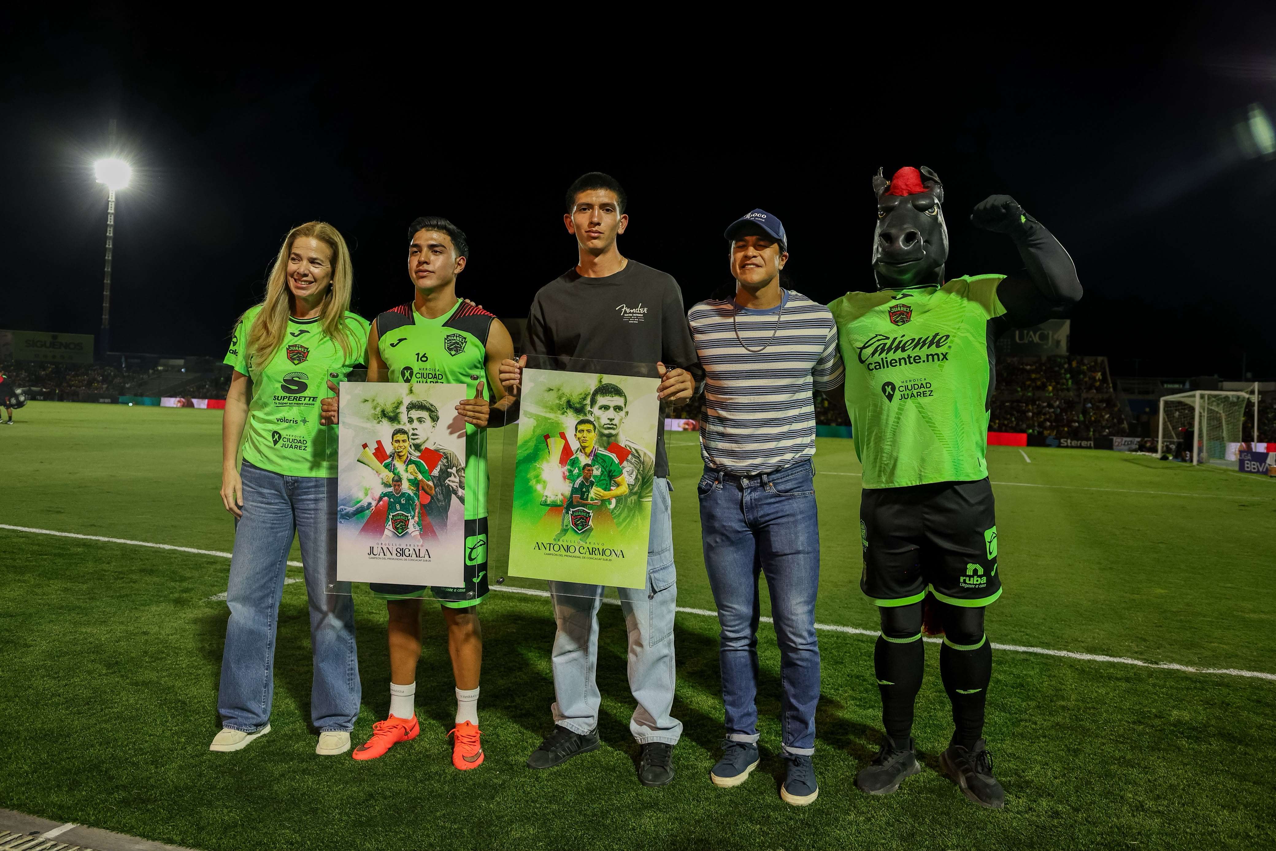 Entregan Bravos reconocimiento a Juan Sigala y Antonio Carmona