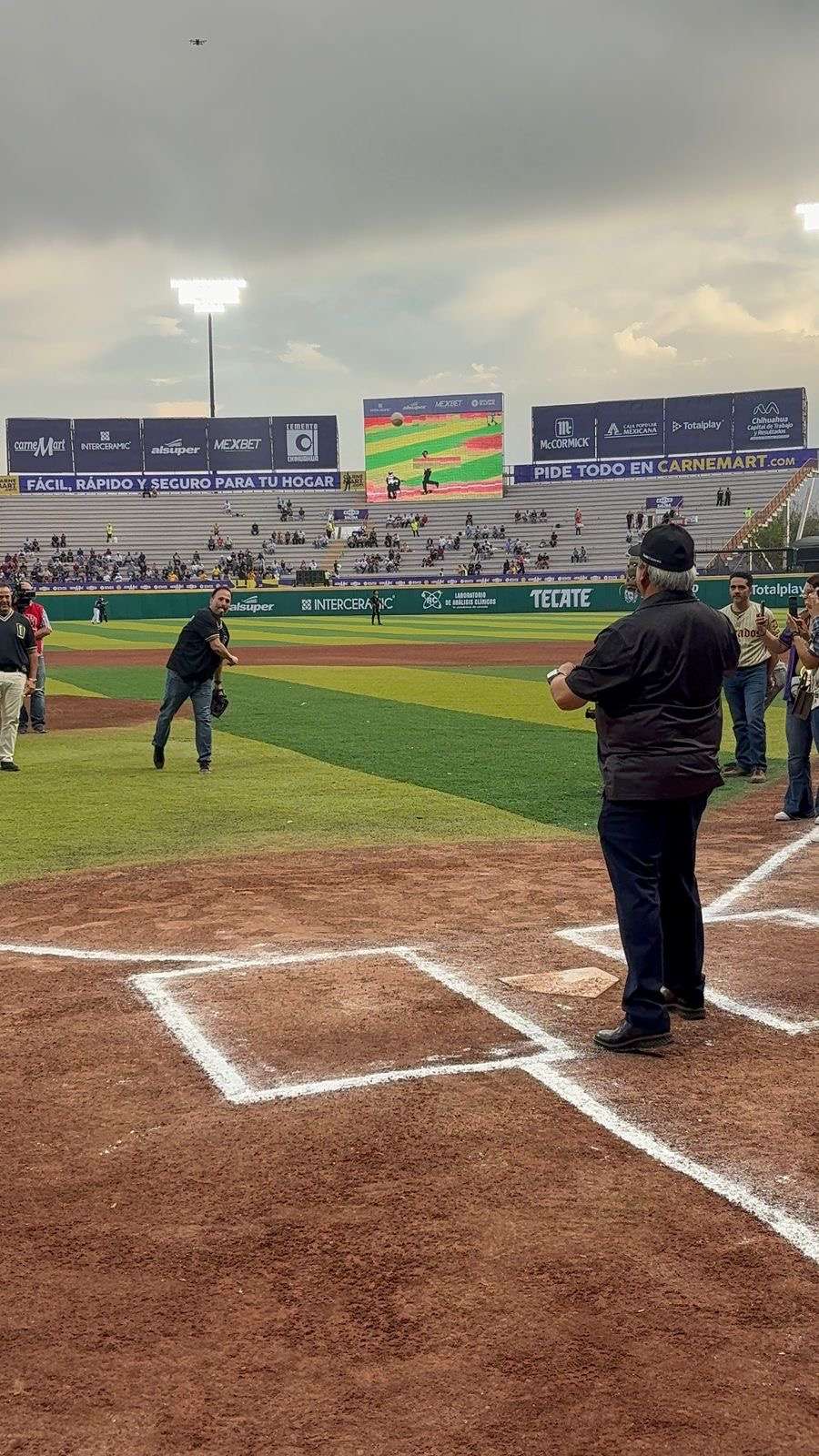 Lanza Santigo la primera pelota en la final de la Liga Estatal de Béisbol