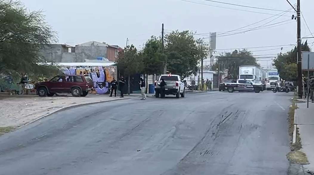Localizan cuerpo envuelto en plástico dentro de una camioneta en la colonia Fundidora