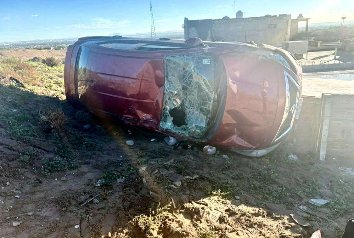 Vuelca auto en Riberas del Bravo tras problema de salud del conductor