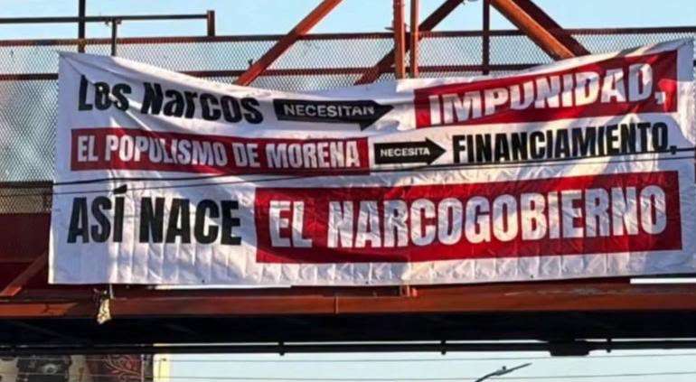 Cuelgan mantas contra Morena en puentes peatonales de la Tecnológico 
